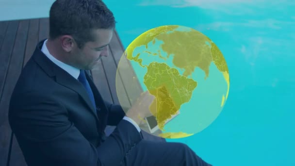 黄色の地球のアニメーション タブレットを使用してプールでビジネスマンの上 グローバルビジネスコミュニケーション技術とインターフェースコンセプトデジタルで生成されたビデオ — ストック動画