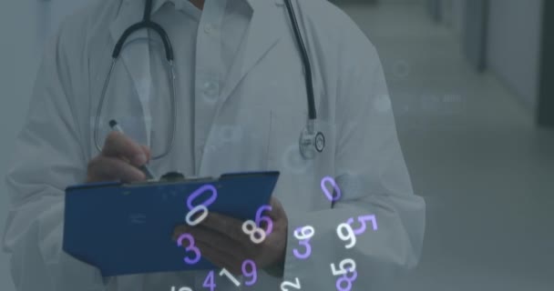 Steteskoplu Erkek Doktorların Ekranlarındaki Değişen Numaraların Dürbünlerin Animasyonu Tıp Dijital — Stok video