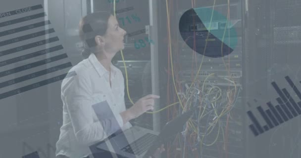 Анимация Данных Через Компьютерный Сервер Женщиной Инженером Ноутбуком Обработка Данных — стоковое видео