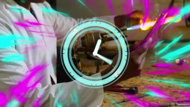 연구실에서 일하는 아프리카 미국인 과학자가 시계를 움직이는 애니메이션 글로벌 디지털 — 비디오