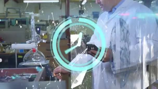 実験室で働く生物学的な男性科学者による移動時計と接続のネットワークのアニメーション 世界の科学技術の概念はデジタルで生成され — ストック動画