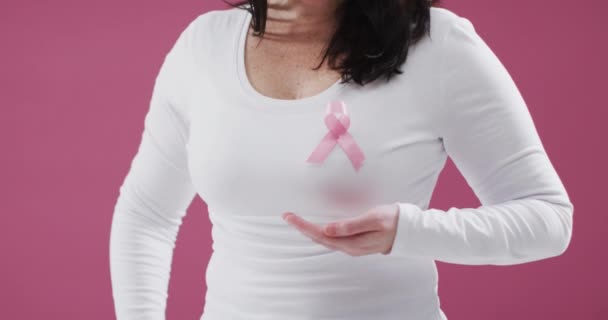 Banner Texto Sensibilización Sobre Cáncer Mama Contra Sección Media Mujer — Vídeos de Stock