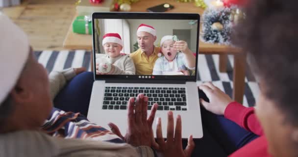 Madre Hija Afroamericanas Usando Portátil Para Videollamada Navidad Con Familia — Vídeo de stock