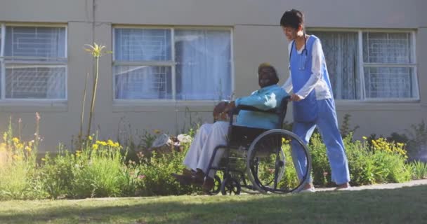 女性看護師が車椅子で高齢者を押す動きのアニメーション 定年退職国内生活希望の概念をデジタルでアニメーション化し — ストック動画