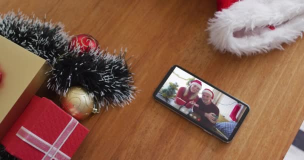 Sonriente Pareja Caucásica Con Sombreros Santa Videollamada Navidad Teléfono Inteligente — Vídeos de Stock