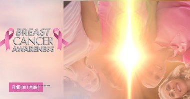 Göğüs kanseri farkındalığı yazılı mesaj pankartı, gülümseyen beyaz kadın grubunun portresine karşı. Göğüs kanseri farkındalığı kavramı