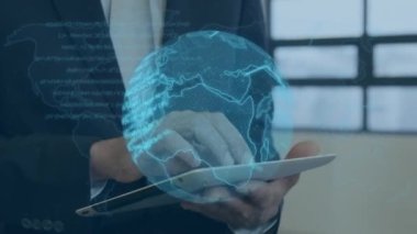 Tablet kullanan iş adamının üzerinde mavi küre ve veri işleme animasyonu. küresel iş iletişimi teknolojisi ve arayüz konsepti dijital olarak oluşturulmuş video.