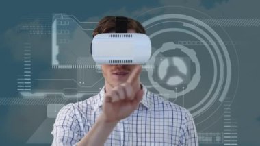Dürbün taraması ve veri işleme sırasında vr kulaklık takan beyaz adamın animasyonu. küresel iletişim, veri işleme ve dijital arayüz kavramı, dijital olarak oluşturulmuş video.
