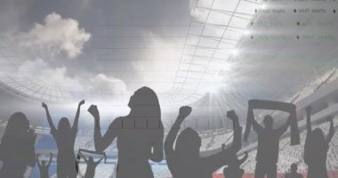 Gökyüzü bulutlu stadyumdaki spor taraftarları üzerinde grafik ve veri işleme arayüzü animasyonu. spor, rekabet, küresel iletişim ve dijital arayüz kavramı, dijital olarak oluşturulmuş video.