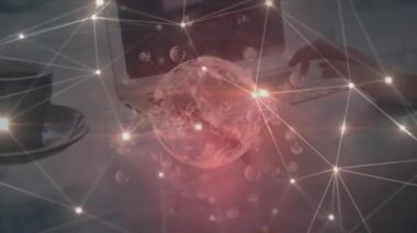 Bilgisayarı kullanan kişinin üzerinde dönen bağlantı ağına sahip dünyanın animasyonu. küresel bağlantılar ve ağlar konsepti dijital olarak oluşturulmuş video.