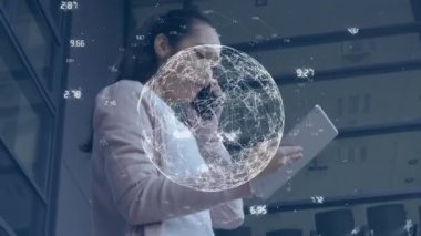 Akıllı telefon ve tablet kullanan mutlu iş kadını üzerinden küresel ağ işleme verilerinin animasyonu. küresel iş iletişimi teknolojisi ve arayüz konsepti dijital olarak oluşturulmuş video.