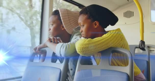 Otobüste Pencereden Dışarı Bakan Iki Afro Amerikan Kadının Üzerinde Mavi — Stok video