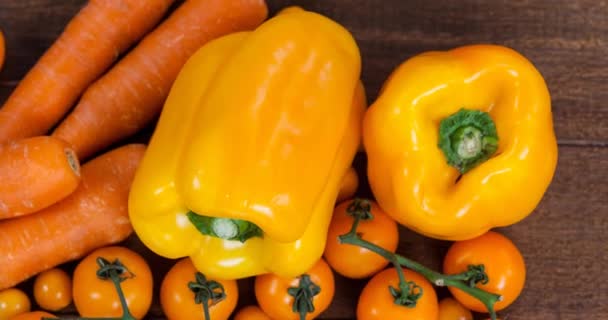 Vidéo Nourriture Végétalienne Biologique Fraîche Avec Des Légumes Oranges Sur — Video