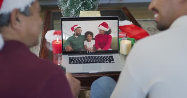 Biracial Otec Syn Santa Klobouky Pomocí Notebooku Pro Vánoční Video — Stock video