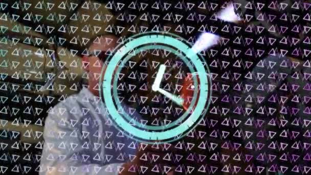 Animation Une Horloge Formes Mobiles Sur Scientifique Caucasien Travaillant Laboratoire — Video