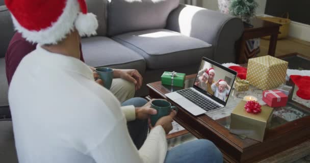 Biracial Padre Hijo Con Sombreros Santa Usando Ordenador Portátil Para — Vídeos de Stock