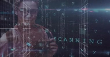 Siber saldırı uyarısı ve kadın fotoğrafçı üzerindeki veri işleme animasyonu. küresel çevrimiçi güvenlik, teknoloji, veri işleme ve dijital arayüz kavramı dijital olarak oluşturulmuş video.