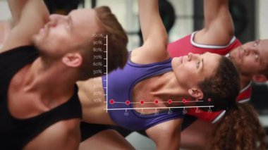 Spor salonunda egzersiz yapan kadın ve erkeklerin istatistiklerinin canlandırılması. spor, dayanıklılık ve veri işleme kavramı dijital olarak oluşturulmuş video.