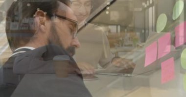 Kafede dizüstü bilgisayar kullanan gülümseyen bir kadının beyin fırtınası yapan bir iş adamının notlar yazması. iş ve iletişim teknolojisi kavramı dijital olarak oluşturulmuş video.