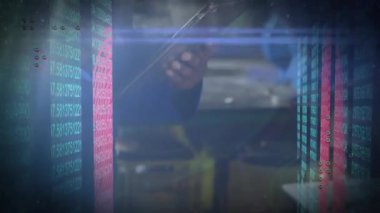 Tablet kullanan Afro-Amerikan bir adamın üzerindeki veri işleme ve sarı noktaların animasyonu. küresel bilim ve teknoloji konsepti dijital olarak üretilen video.