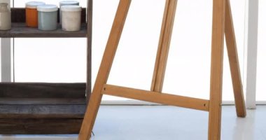 Resim stüdyosundaki boş tuvalin animasyonu. Ulusal hobi ayı, hobiler, ilgi alanları ve boş zaman aktiviteleri konsepti dijital olarak oluşturuldu.