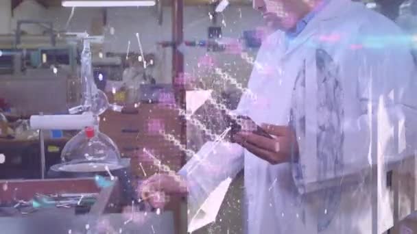 Анимация Дна Сети Связей Над Биорасовым Ученым Мужчиной Работающим Лаборатории — стоковое видео