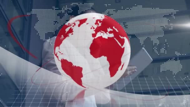 Animatie Van Wereldbol Kaart Met Gegevensverwerking Gelukkige Zakenvrouw Met Behulp — Stockvideo