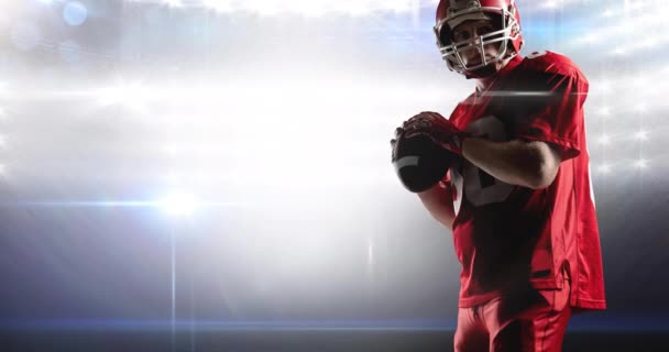 フラッドライトスタジアムでボールを保持する男性アメリカのサッカー選手のアニメーション スポーツ競技大学アメリカンフットボールのコンセプトデジタル生成ビデオ — ストック動画