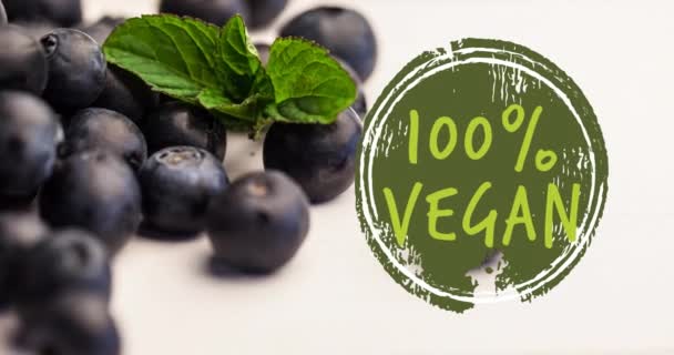 Animación Texto 100 Por Ciento Vegano Verde Sobre Arándanos Orgánicos — Vídeos de Stock