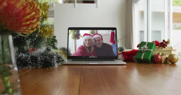 Bilgisayarda Noel Baba Şapkası Takan Gülümseyen Beyaz Bir Çift Noel — Stok video