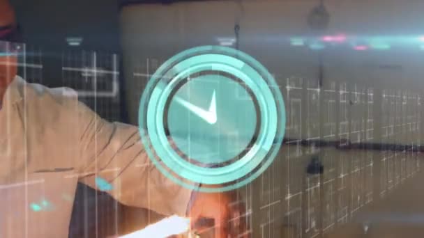 実験室で働く生物学的男性科学者の上に動く時計のアニメーション 世界の科学技術の概念はデジタルで生成され — ストック動画