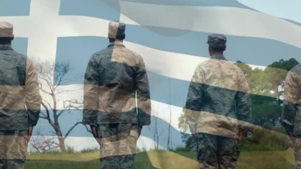 Animacja Flagi Greckiej Nad Tylnym Widokiem Męskich Żołnierzy Mundurach Koncepcja — Wideo stockowe