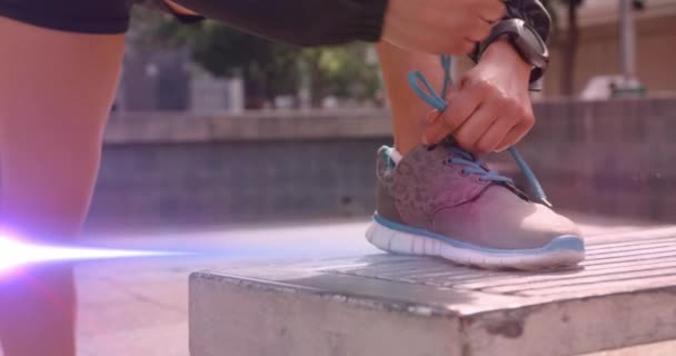 Animace Světla Pohybujícího Přes Nohy Ženy Kraťasech Která Zavazuje Běžeckou — Stock video