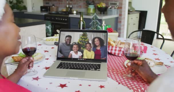 Casal Afro Americano Com Vinho Usando Laptop Para Chamada Vídeo — Vídeo de Stock