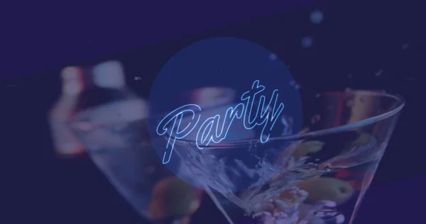 Bild Des Parteitextes Blau Über Einem Cocktail Mit Oliven Retro — Stockfoto