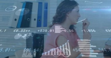 Kadın hasta ve doktor üzerinde istatistik ve veri işleme animasyonu. tıp, araştırma ve veri işleme kavramı dijital olarak oluşturulmuş video.