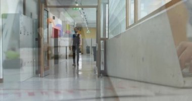 Ofis koridorunda yürüyen bir iş adamının dizüstü bilgisayarını kullanarak el animasyonu. iş ve iletişim teknolojisi kavramı dijital olarak oluşturulmuş video.