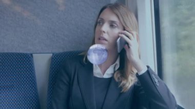 Trendeki iş kadınının akıllı telefondan konuştuğu gri kürenin animasyonu. küresel iş iletişimi teknolojisi ve arayüz konsepti dijital olarak oluşturulmuş video.