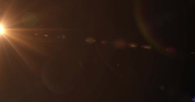 Lens ışığı ve ışık huzmelerinin karanlık arka planda hareket ettiği bir animasyon. hareket, enerji ve ışık, soyut arayüz arkaplan kavramı dijital olarak oluşturulmuş video.