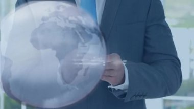Akıllı telefon kullanan iş adamının üstünde gri küre ve veri işleme animasyonu. küresel iş iletişimi teknolojisi ve arayüz konsepti dijital olarak oluşturulmuş video.