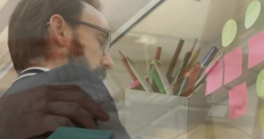 Beyin fırtınası yapan iş adamının not yazarken dizüstü bilgisayar kullanması. iş ve iletişim teknolojisi kavramı dijital olarak oluşturulmuş video.