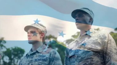 Üniformalı erkek askerlerin üzerinde Honduras bayrağı canlandırması. Ulusal ordu, vatanseverlik ve silahlı kuvvetler konsepti dijital olarak oluşturulmuş video.