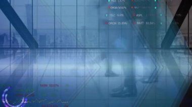 Hızlı hareket eden yayalar üzerinde finansal veri işleme animasyonu. küresel iş, veri işleme ve dijital arayüz kavramı dijital olarak oluşturulmuş video.