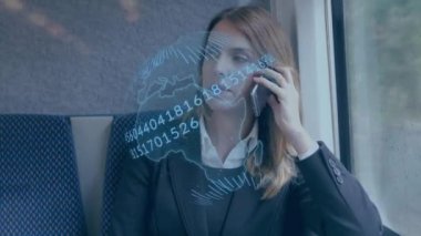 Mavi kürenin ve veri işlemenin animasyonu, trendeki iş kadınının akıllı telefondan konuşması üzerine. küresel iş iletişimi teknolojisi ve arayüz konsepti dijital olarak oluşturulmuş video.