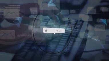 Veri işleme animasyonu, beğenilerin sayısı ve klavyede yazı yazan ellerin üzerindeki zarf simgeleri. küresel iletişim, veri işleme ve sosyal medya konsepti, dijital olarak oluşturulmuş video.