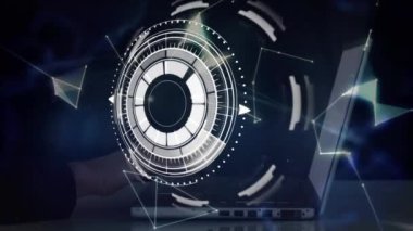 Kapsam taraması ve veri işleme animasyonu. küresel bağlantılar, veri işleme ve dijital arayüz konsepti dijital olarak oluşturulmuş video.