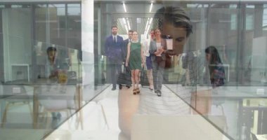 Koridorda bavul taşıyan mutlu iş arkadaşlarının üstünde dizüstü bilgisayar kullanan gülümseyen adamın animasyonu. iş ve iletişim teknolojisi kavramı dijital olarak oluşturulmuş video.