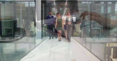 Modern binada yürüyen mutlu iş arkadaşlarının üstünde dizüstü bilgisayar kullanan bir kadının el animasyonu. iş ve iletişim teknolojisi kavramı dijital olarak oluşturulmuş video.