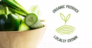 Canlı organik ürün metninin yeşille canlandırılması beyaz kasede taze organik sebze salatası üzerine. Vejetaryen günü, organik vegan üretimi ve dijital olarak üretilen sağlıklı beslenme konsepti..