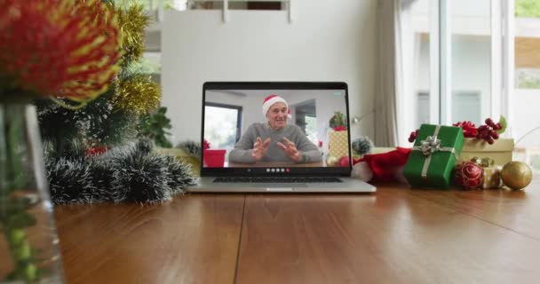 Homem Caucasiano Sorridente Vestindo Chapéu Papai Noel Chamada Vídeo Natal — Vídeo de Stock